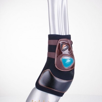 Protecção para casco de cavalo preta e castanha com detalhes azuis num manequim prateado