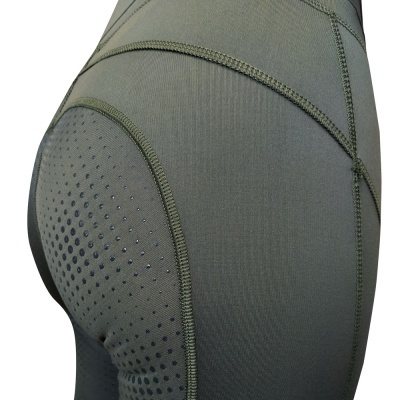 Calças justas verdes com pontos antiderrapantes pretos nas nádegas