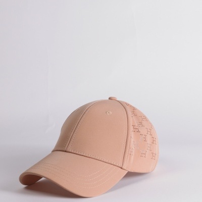 Boné rosa claro com padrão perfurado