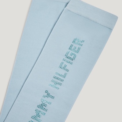 mangas azuis claras com texto TOMMY HILFIGER em strass azuis