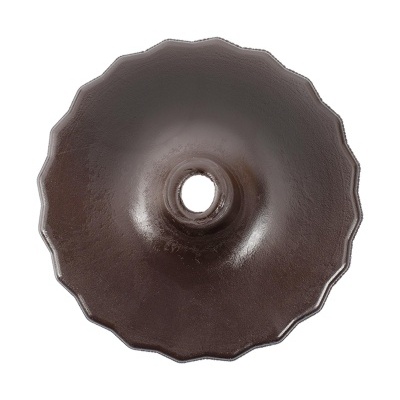 Forma de bolo metálica castanho escuro com bordos ondulados e buraco central.