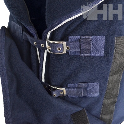 Capa têxtil azul escura com fechos de fivela e logo HH