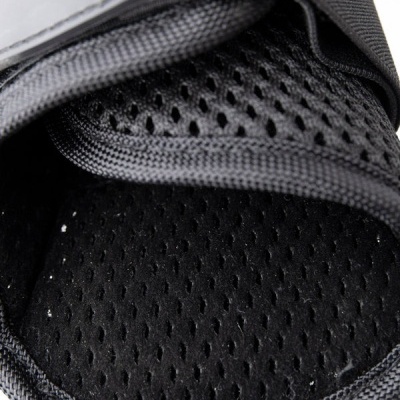 Suporte preto de tecido com padrão de malha e fecho em velcro