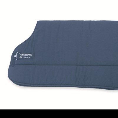 Manta de cavalo azul escuro acolchoada com etiqueta HORSEWARE IRELAND