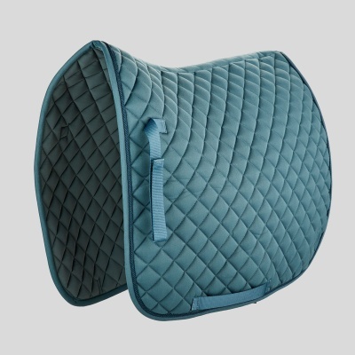 Manta para sela de cavalo azul acolchoada em padrão de losangos com alças, fundo cinza