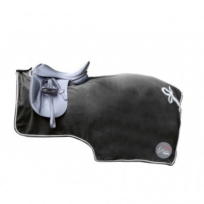 Cobertor preto para cavalo com sela cinzenta posta por cima.