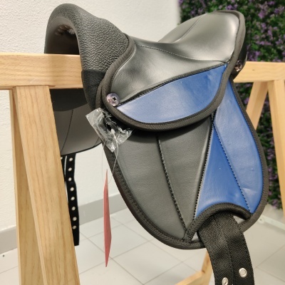 Sela de equitação preto e azul em estrutura de madeira