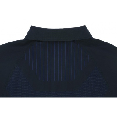 Colarinho de roupa escura com padrão de linhas azuis