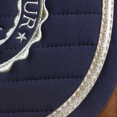 tecido azul escuro acolchoado com bordado branco e borda prateada brilhante