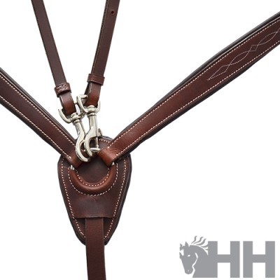 Arnês de equitação em couro castanho com fivelas metálicas prateadas