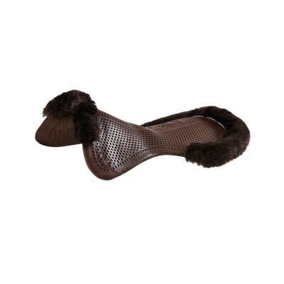 Sela de cavalo castanha com bordos peludos.