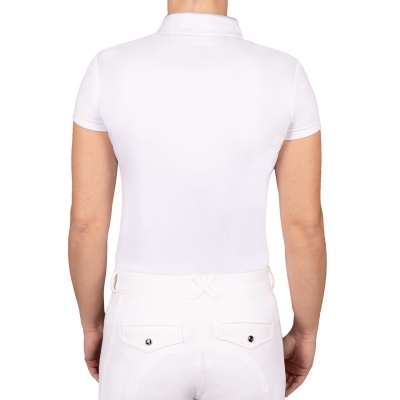 Polo branco de costas com calças brancas acessórios