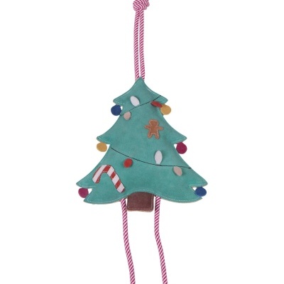 Enfeite de árvore de Natal em tecido verde com ornamentos coloridos e corda rosa e branca