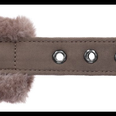 Cinto cinza com interior de pelúcia castanha clara e fivela metálica.