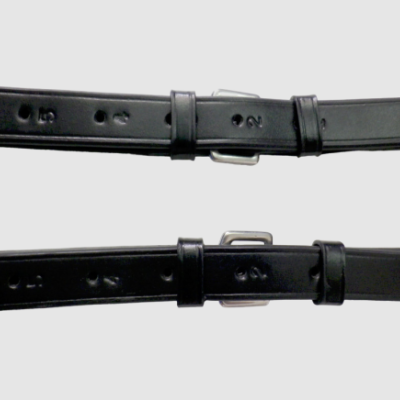 Duas tiras de cinto de couro preto com fivelas metálicas
