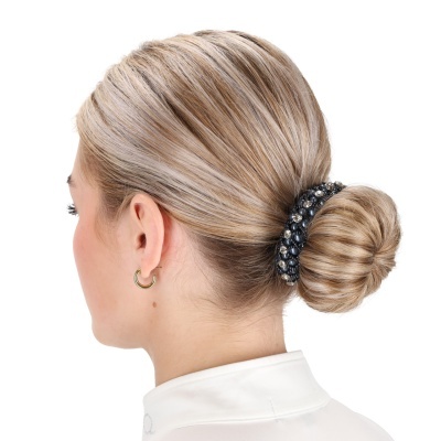 Prendedor de cabelo com esferas pretas e cristais em cabelo loiro claro.