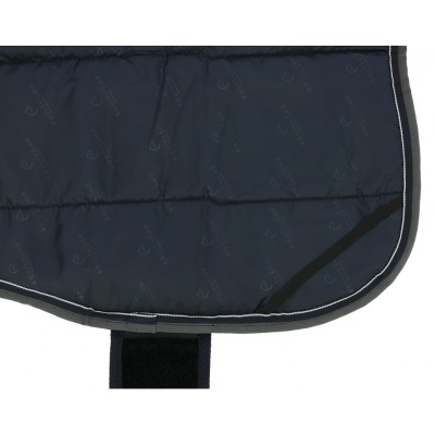 Tapete azul escuro para cavalo com padrões de ferraduras e bordas cinza