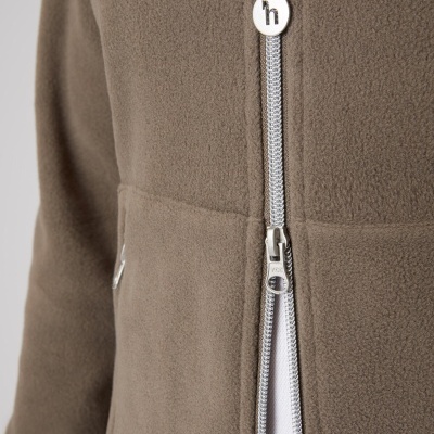 Casaco de tecido polar castanho com fecho metálico prateado e bolso lateral