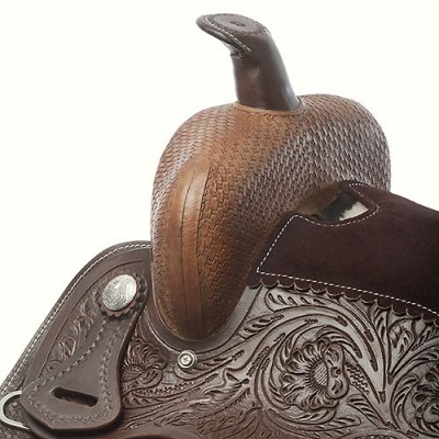 Sela de montaria em couro castanho com detalhes ornamentais e assento escuro