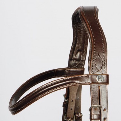 Cabresto de couro castanho com detalhe metálico