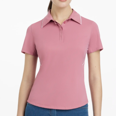Camisa polo rosa mulher com gola e calças jeans