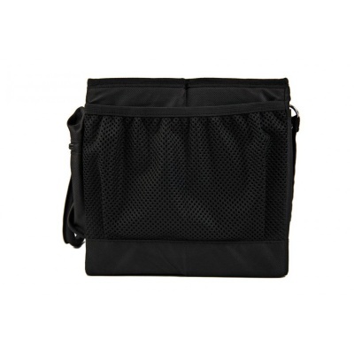 Saco preto com textura de rede na parte frontal e alça ajustável