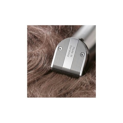 Máquina de cortar cabelo metálica com texto 'Made in Germany' nas lâminas