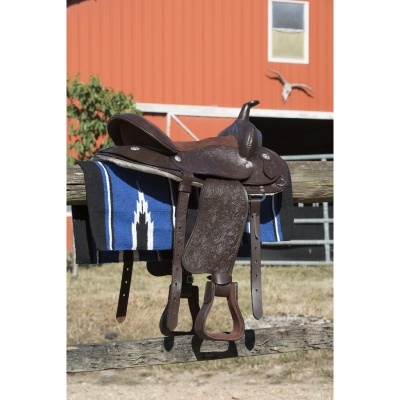 Sela de cavalo em couro castanho com manta azul e branca sobre cerca de madeira
