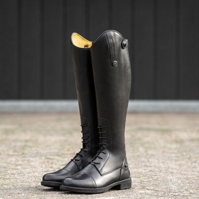 Botas altas pretas de couro com atacadores e botão metálico