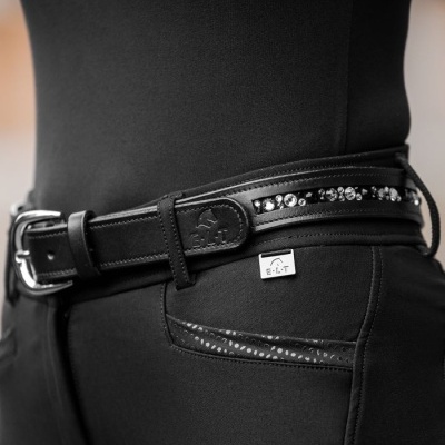 Cinto preto de couro com pedras brilhantes e calças pretas com bolso decorado