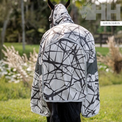 Cavalo com manta protetora cinzenta e branca com padrão de linhas pretas