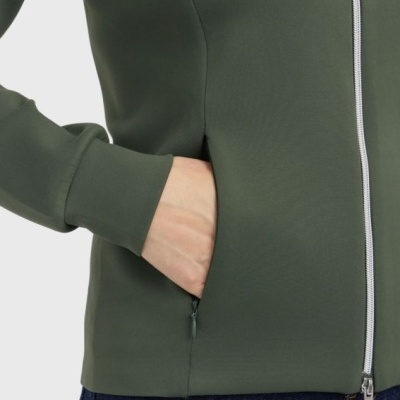 Casaco verde oliva com fecho zip e bolso lateral, usado com calças ganga azul