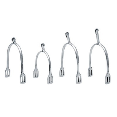 Quatro esporas metálicas prateadas de diferentes tamanhos em fundo branco