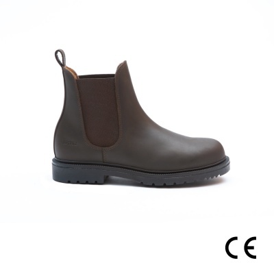 Botim Chelsea castanho com sola preta e elásticos laterais