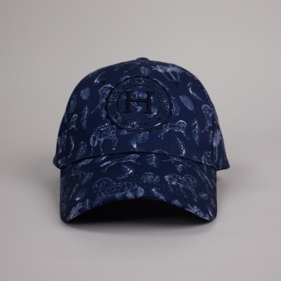 Boné azul escuro com padrão floral e bordado frontal com letras H e A