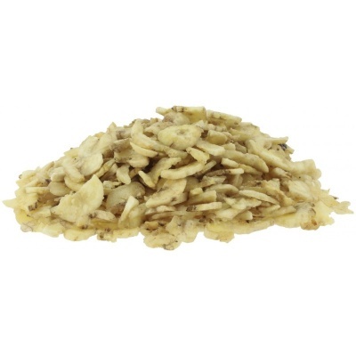 Pilha de fatias secas de banana em fundo branco