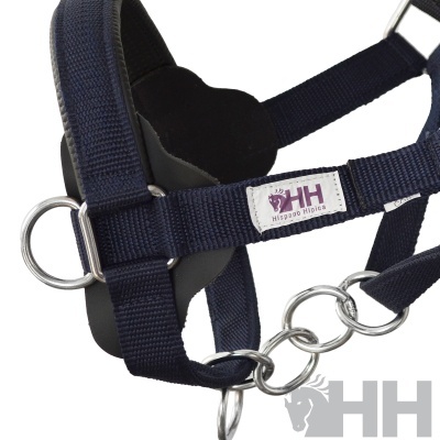 Cabresto azul escuro com argolas metálicas e etiqueta HH Hippod Hipics