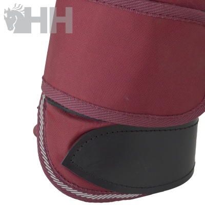 Proteção para patas de cavalo bordô com acabamento em couro preto e logo HH