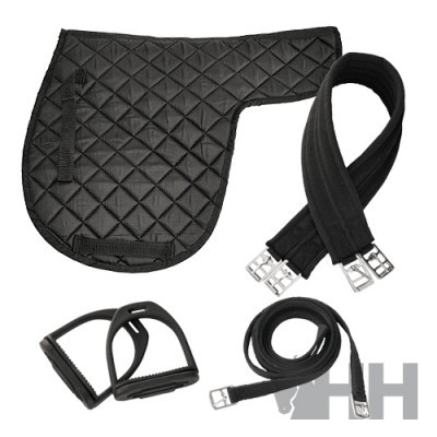 Equipamento de equitação preto com mantilha acolchoada e acessórios metálicos.