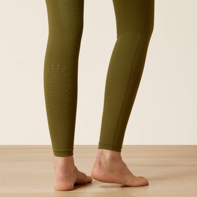 Leggings verdes com perfurações circulares nas pernas