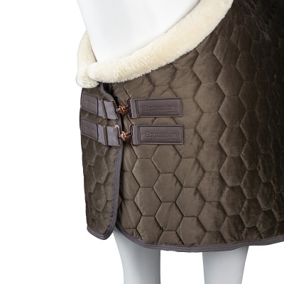 Manta castanha acolchoada para cavalo com forro branco e fivelas com etiquetas de couro.