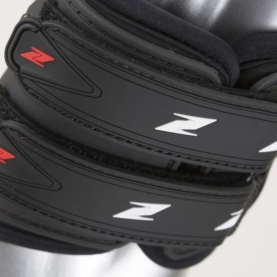 Fecho de velcro preto com detalhes vermelhos e brancos em equipamento acolchoado