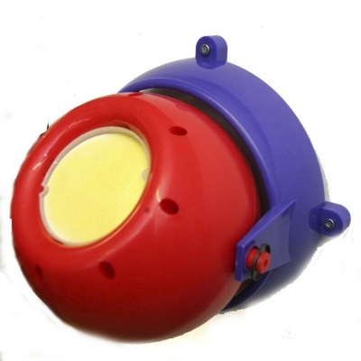 Dispositivo eletrônico redondo vermelho e azul com lente amarela central