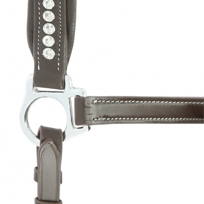 Correia ou arnês em couro castanho com pedras decorativas e costuras brancas