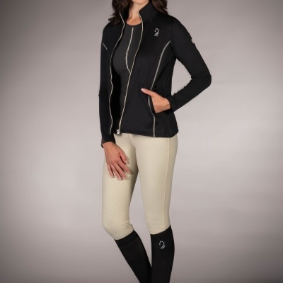 Modelo a usar casaco preto com fecho e calças bege e pretas