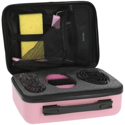 Mala de viagem rosa aberta com acessórios de limpeza interna