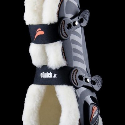 Perneira para cavalo cinzenta com forro branco e tiras pretas com texto e logótipo laranja