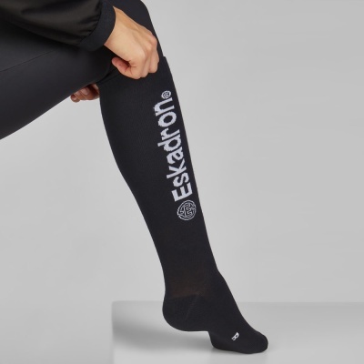 Meia comprida preta com texto branco Eskadron