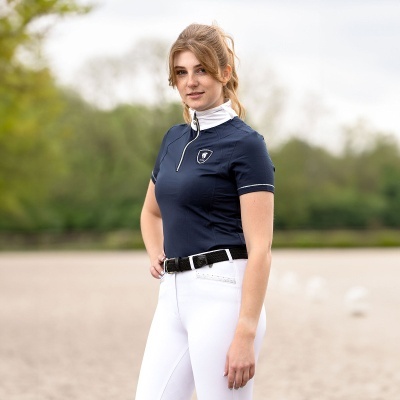 Mulher com roupa desportiva azul e branca ao ar livre