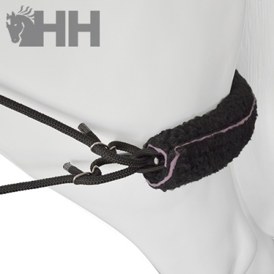 Proteção para selim de cavalo preta com costura rosa e cordões pretos